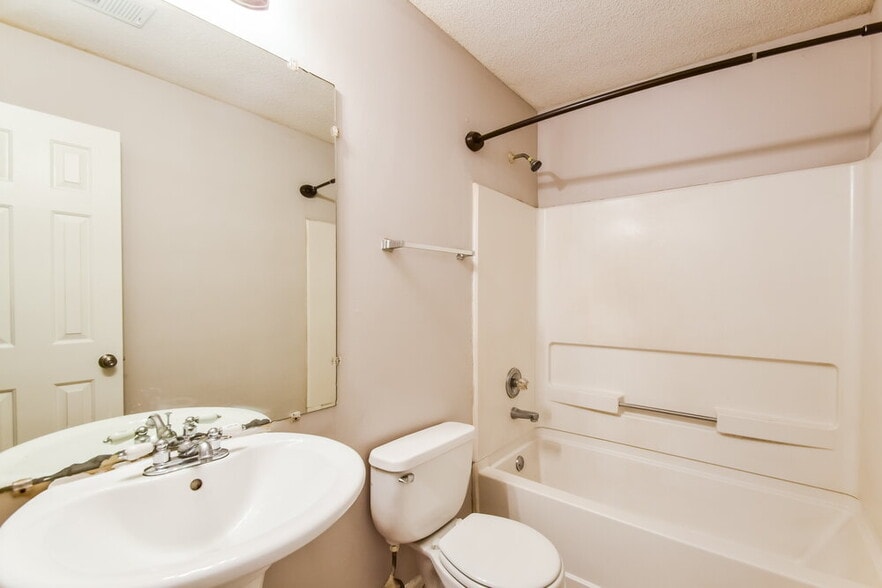 Building Photo - 7417 Hunters Hollow Ln