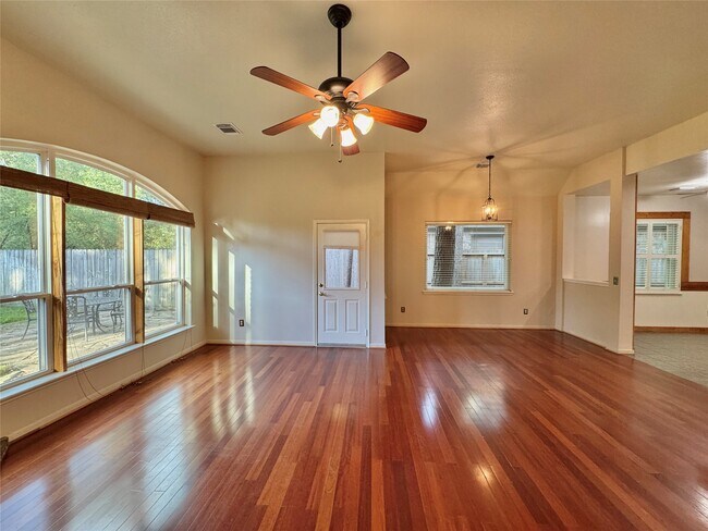 Building Photo - 42 Tranquil Glade Pl