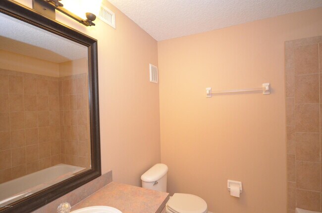 Building Photo - 13715 Richmond Park Dr N