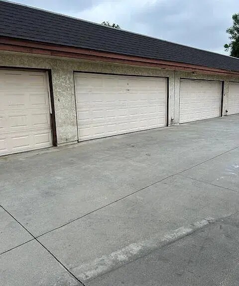 Building Photo - 10413 Western Ave