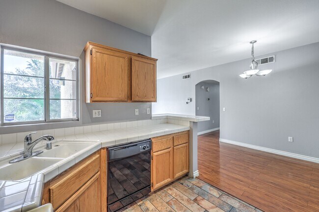 Building Photo - 1830 N Buffalo Dr