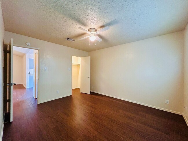 Building Photo - 8802 Pineridge Dr