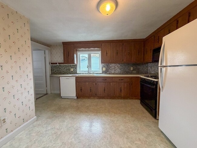 Building Photo - 233 Forest St