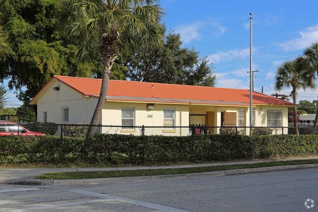 Building Photo - Twin Lakes