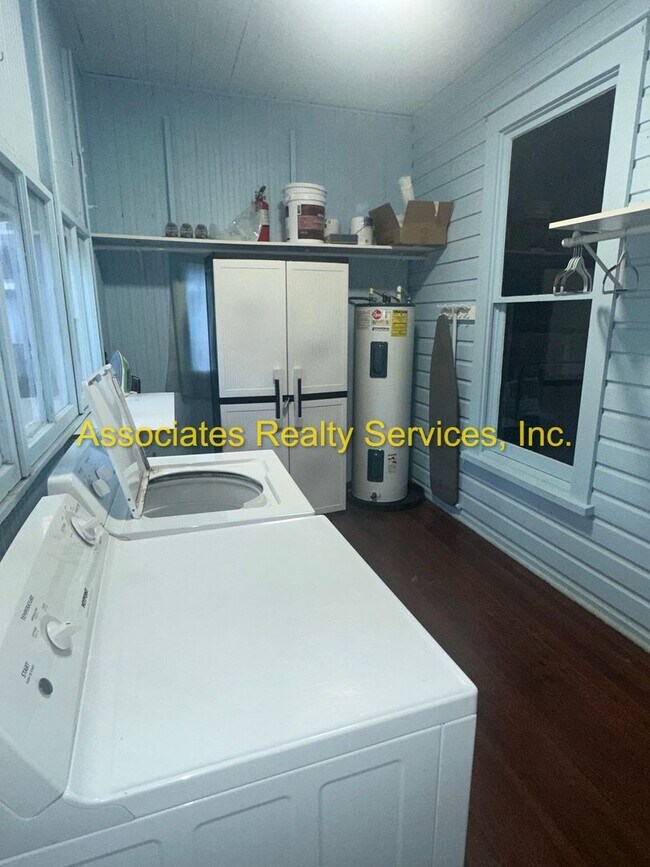 Building Photo - Totally Remodeled Vintage Home - FULLY FURNISHED!!!