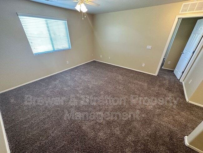 Building Photo - 2677 N Hawthorn Dr