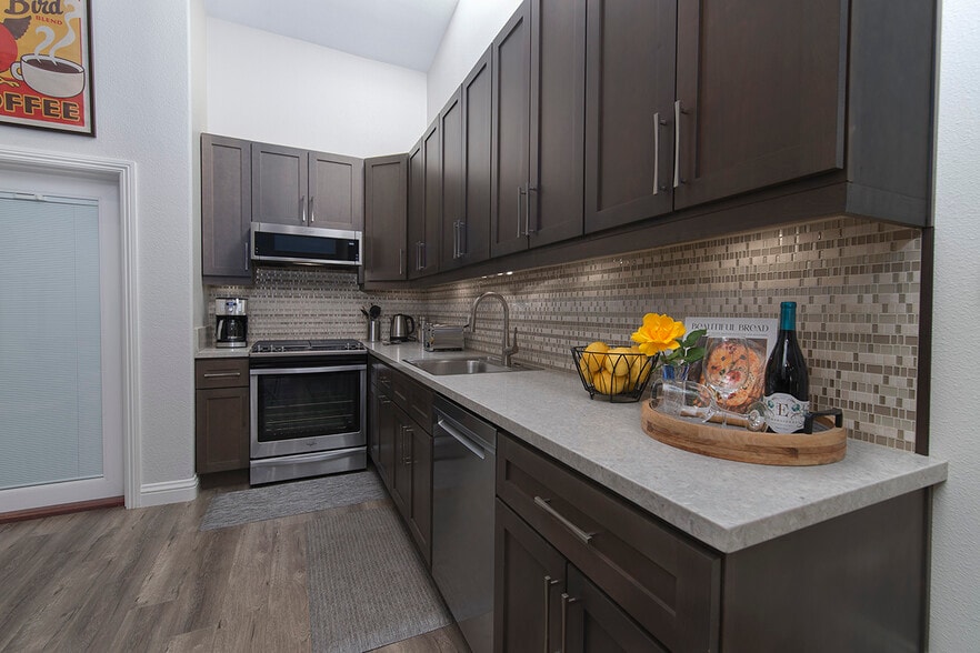 Full Kitchen - 73 Summerfield St