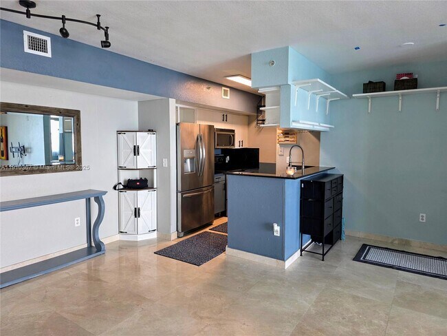 Building Photo - 1625 Kennedy Cswy