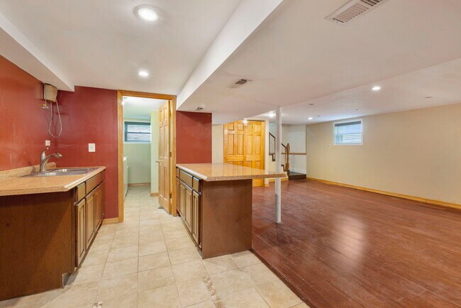 Building Photo - 566 N Howard Ave