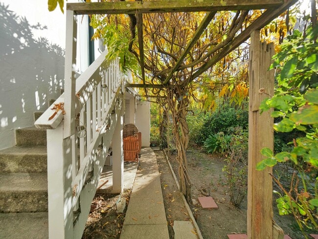 Building Photo - 1718 Le Roy Ave