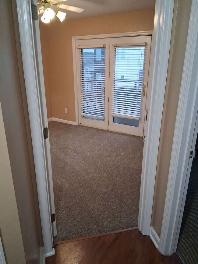 Building Photo - Laurel Villas: 3 BED/ 2 BA Available for Fall 2026!