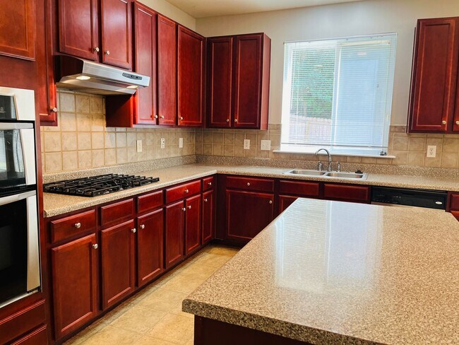 Building Photo - Prime location, lots of extra sqft, fenced...