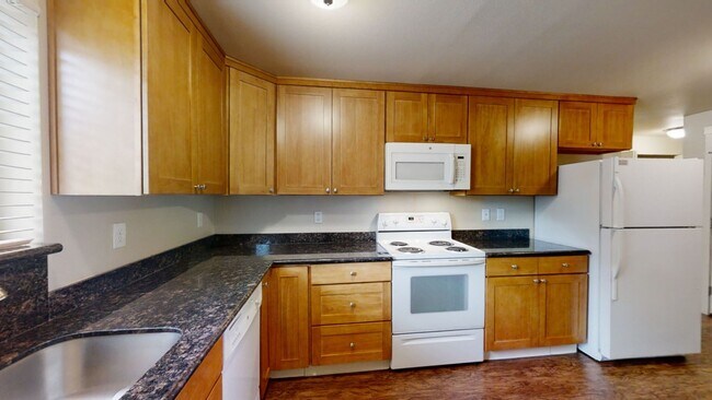 Building Photo - Spacious Updated 2 Bedroom Apartment in Tacoma-NEW CARPET, W/D, Reserved Parking Space!