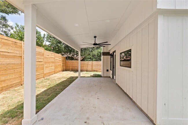 Building Photo - 8708 Cretys Cove