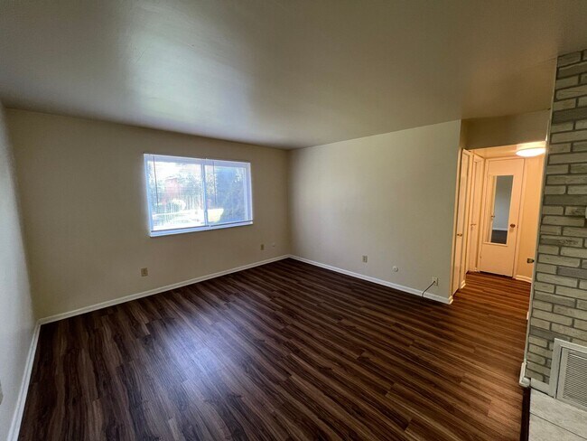 Building Photo - 300 E 16th Ave