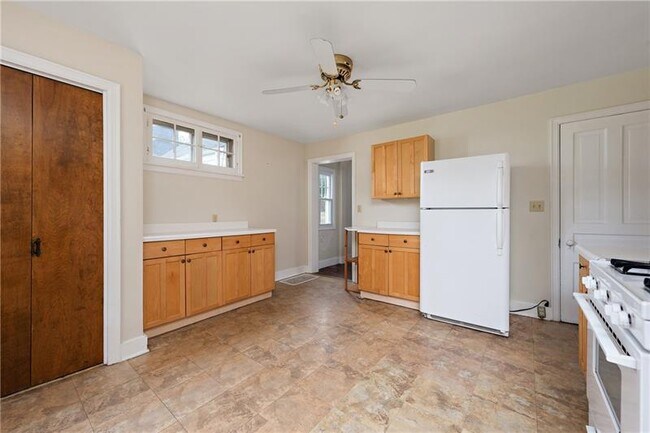 Building Photo - 318 Sprott Way