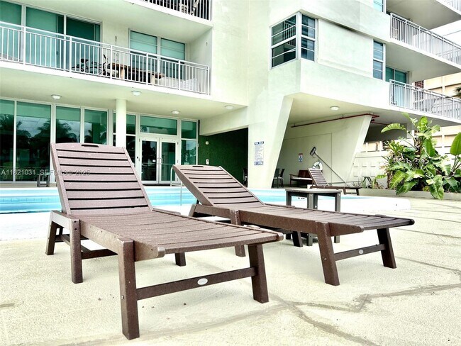 Building Photo - 9500 W Bay Harbor Dr