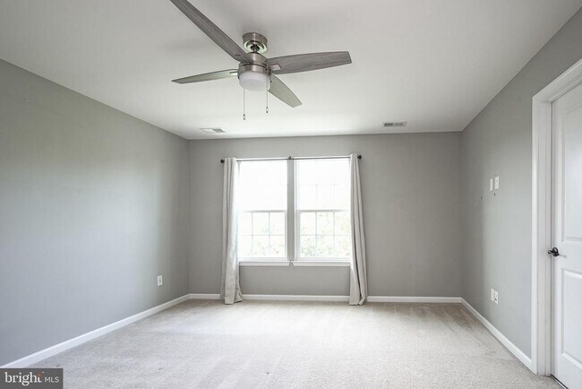 Building Photo - 1048 Regency Pl