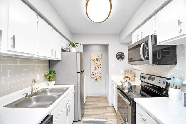 Building Photo - 2701 W Bellfort Ave