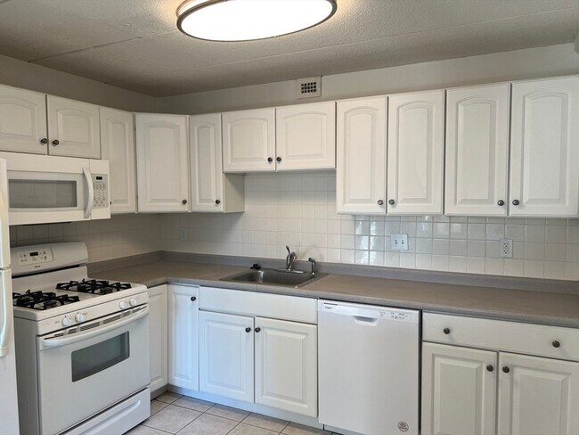 Building Photo - 1 Pond St