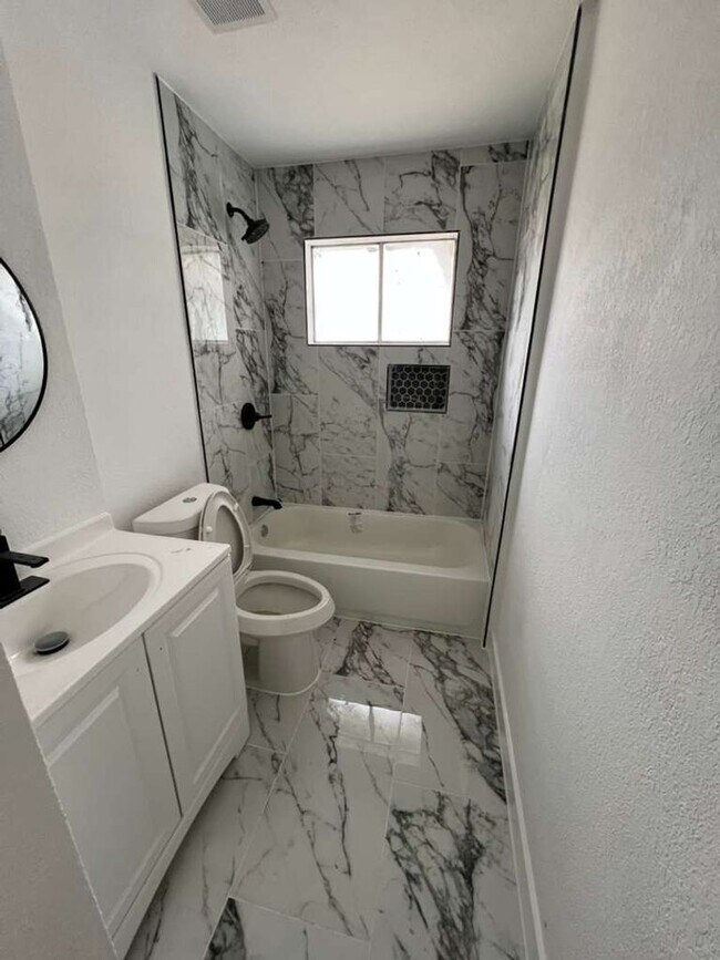 Building Photo - BEAUTIFUL HOME IN HOUSTON. MOVE IN READY!.