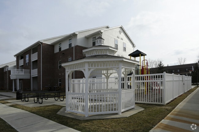 Building Photo - Maple Court Place