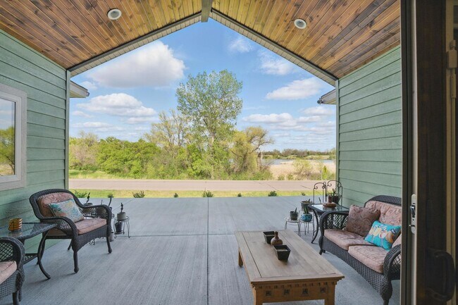 Building Photo - 5700 Island Ct