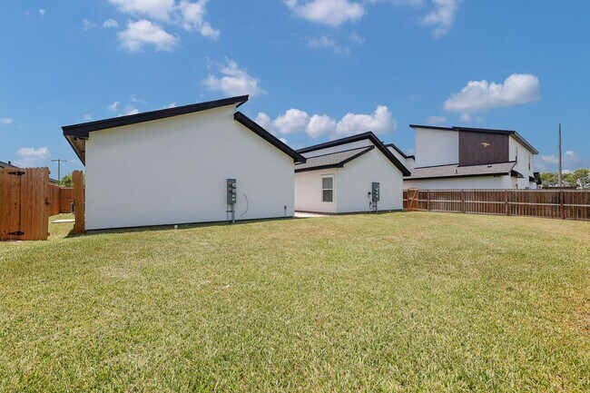 Building Photo - Platinum Apts