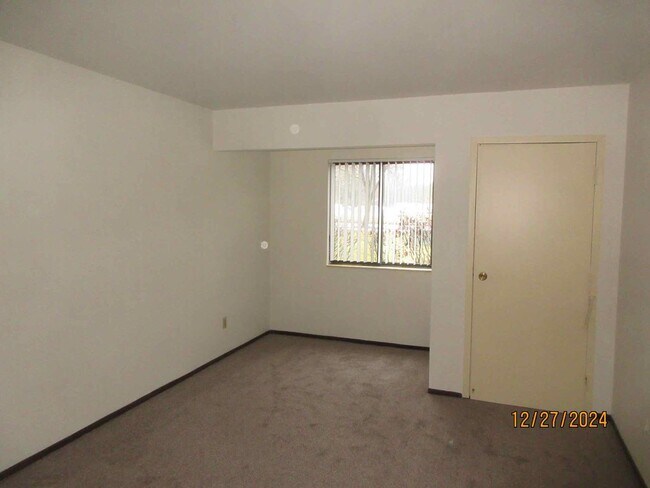 Building Photo - Available May 2026 Germantown -Two Bedroom lower includes off street parking