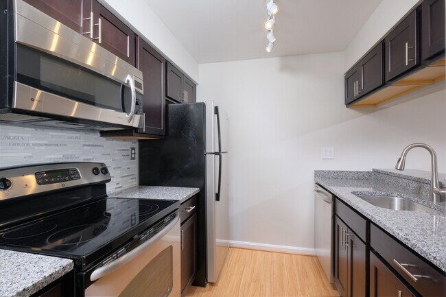 Building Photo - Renovated Entry Level - Castle Harbour Con...