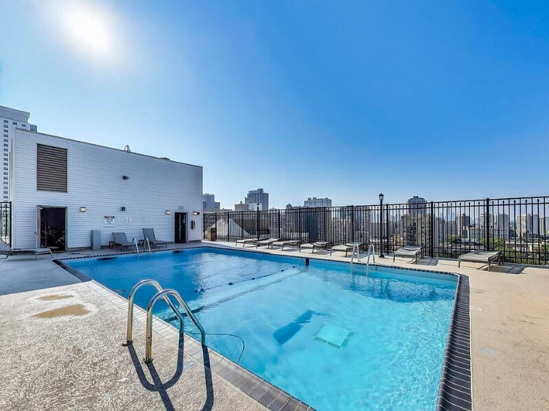 Building Photo - 450 W Briar Pl