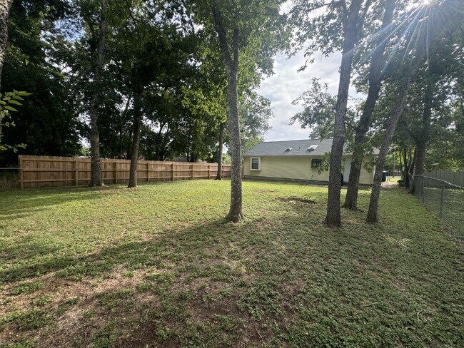 Building Photo - "Charming 2-Bedroom, 1-Bath in Horseshoe F...