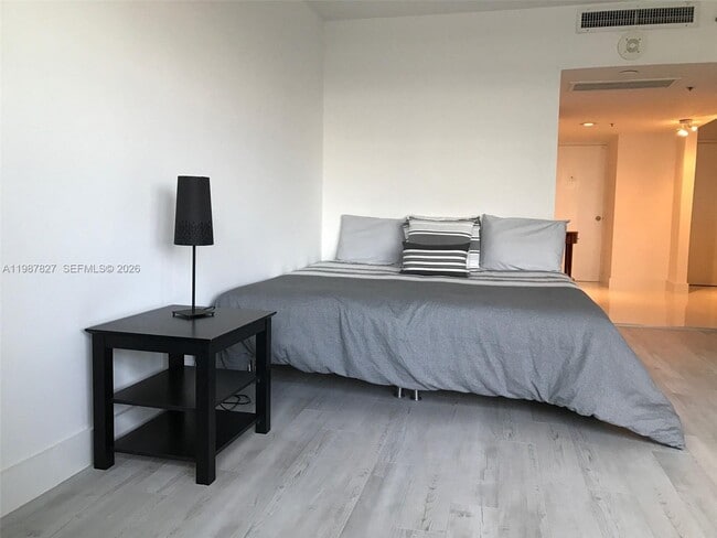 Building Photo - 100 Lincoln Rd