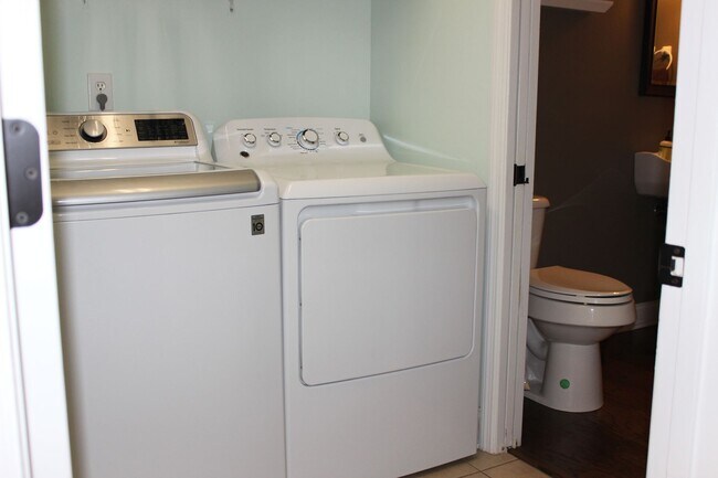 Building Photo - Amazing 3 bd/2.5bth in Farragut!!