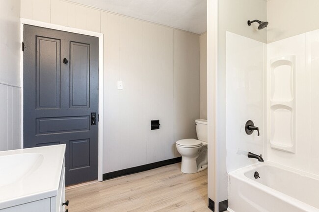 Building Photo - 3 bed 1.5 bath - freshly updated top to bottom, dishwasher, laundry, off street parking