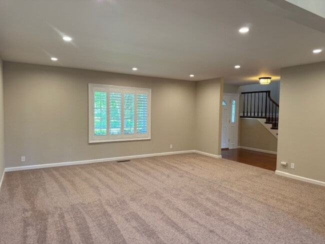 Building Photo - Gorgeous 2 story 5 bedroom home w/pool in ...