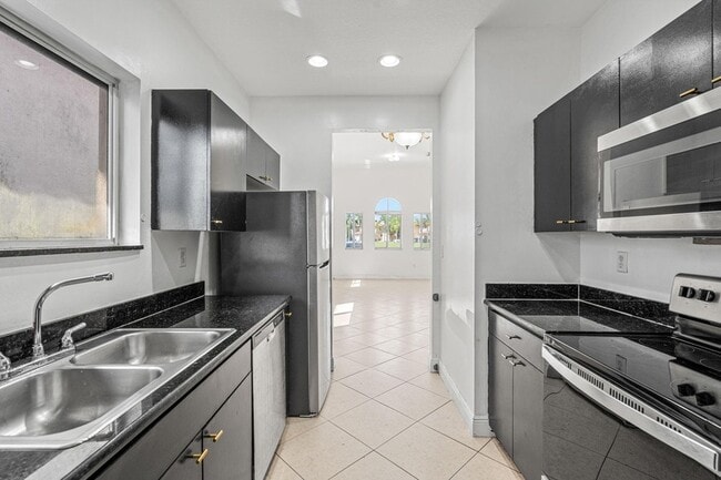 Building Photo - 2552 NE 41st Ave