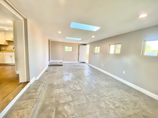 Building Photo - Spacious & Updated Home in Lakewood!-Open ...