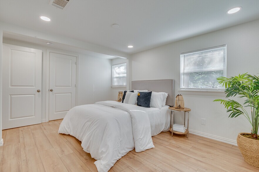 master bedroom - 325 S Wood St