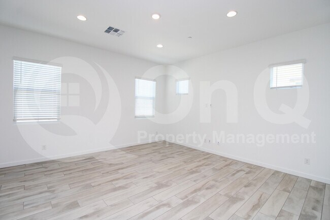 Building Photo - 3871 E Rainbow Dr