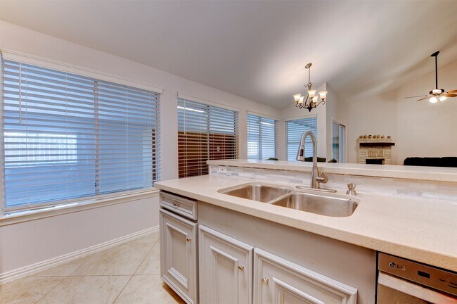 Building Photo - 10703 Highland Woods Dr