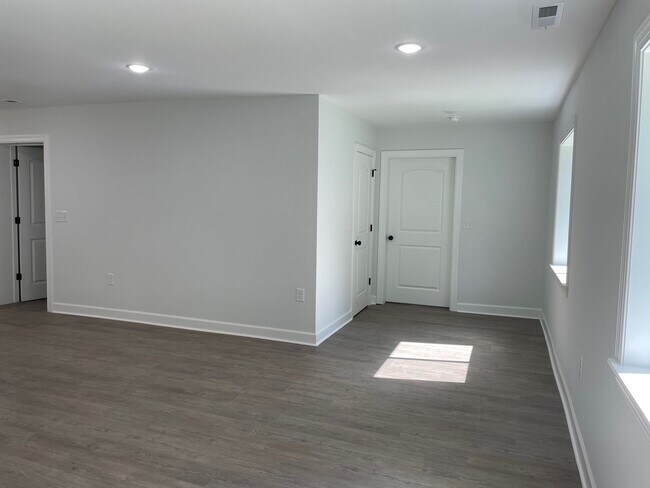 Building Photo - NEWLY REMODLED 3 BED, 2 BATH BRICK HOME LO...