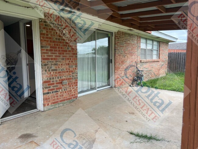 Building Photo - Charming 3 Bedroom