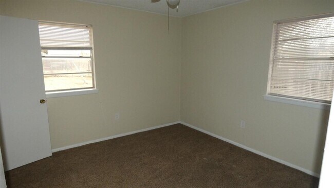 Building Photo - 605 SW 45th St