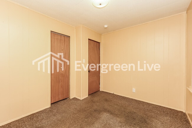 Building Photo - 124 E Lindberg Dr