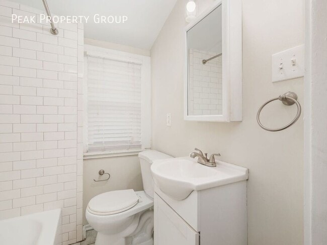 Building Photo - 504 S Lazelle St