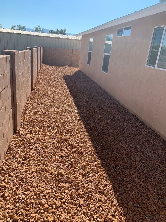 Building Photo - 2462 S Clovis Pl