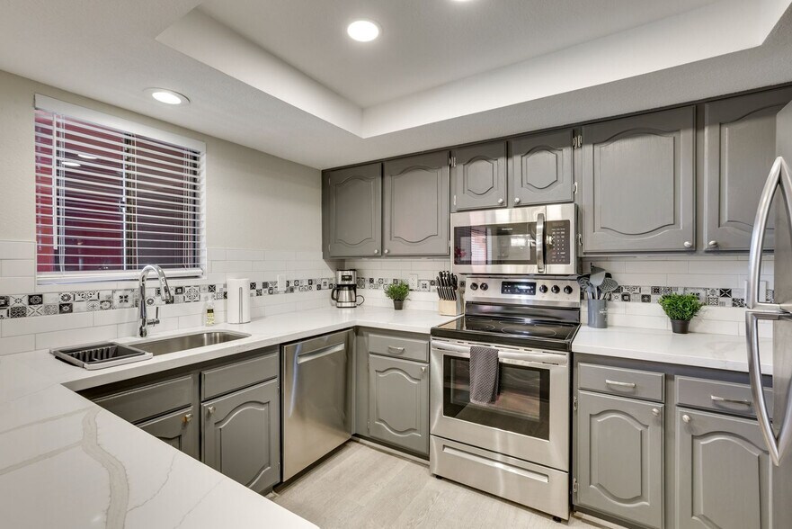 Building Photo - 12212 N Paradise Village Pkwy W
