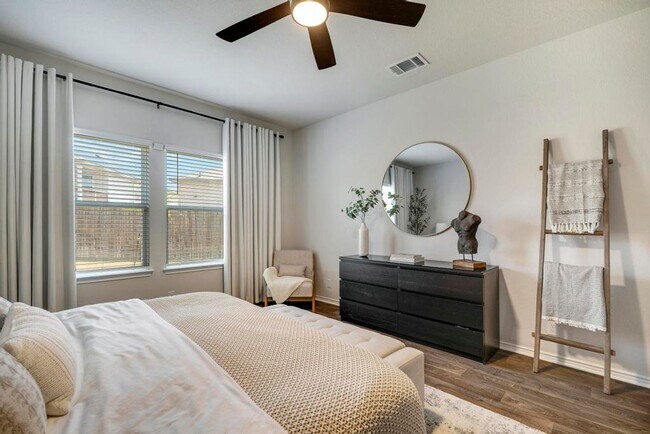 Building Photo - APPLEWOOD UNIT 1