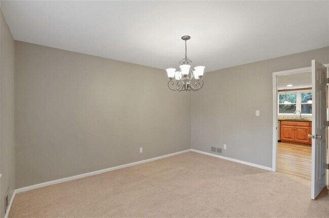 Building Photo - 461 Village Green Ct SW